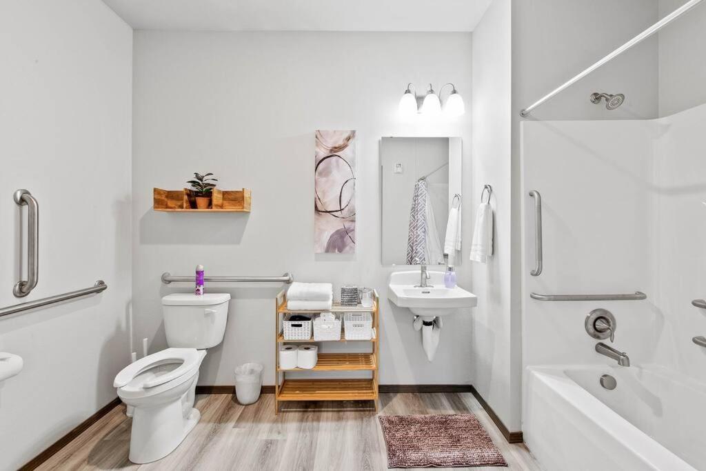Full Ada Unit - 2 Bed 2 Bath Unit Near Downtown Apartment สโปแคน ภายนอก รูปภาพ