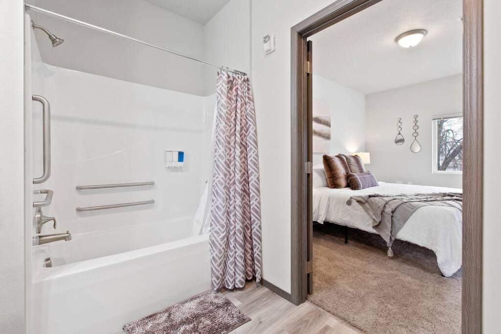 Full Ada Unit - 2 Bed 2 Bath Unit Near Downtown Apartment สโปแคน ภายนอก รูปภาพ