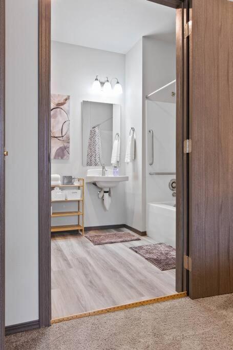 Full Ada Unit - 2 Bed 2 Bath Unit Near Downtown Apartment สโปแคน ภายนอก รูปภาพ